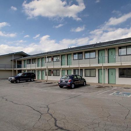 Motel 6 Des Moines South - Airport Екстер'єр фото