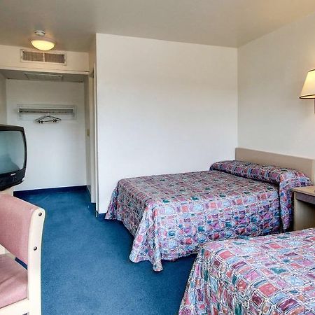 Motel 6 Des Moines South - Airport Екстер'єр фото