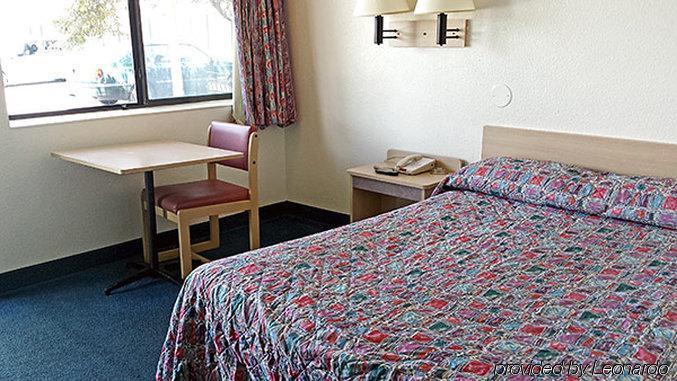 Motel 6 Des Moines South - Airport Екстер'єр фото