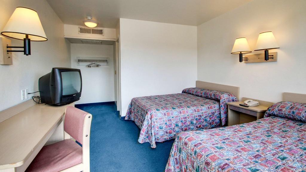 Motel 6 Des Moines South - Airport Екстер'єр фото