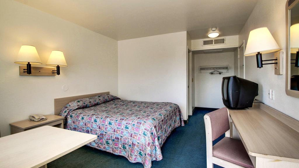 Motel 6 Des Moines South - Airport Екстер'єр фото