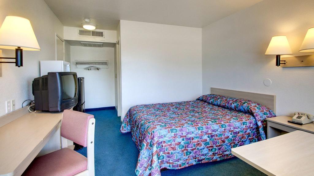 Motel 6 Des Moines South - Airport Екстер'єр фото