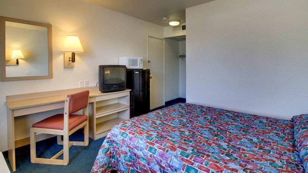 Motel 6 Des Moines South - Airport Екстер'єр фото
