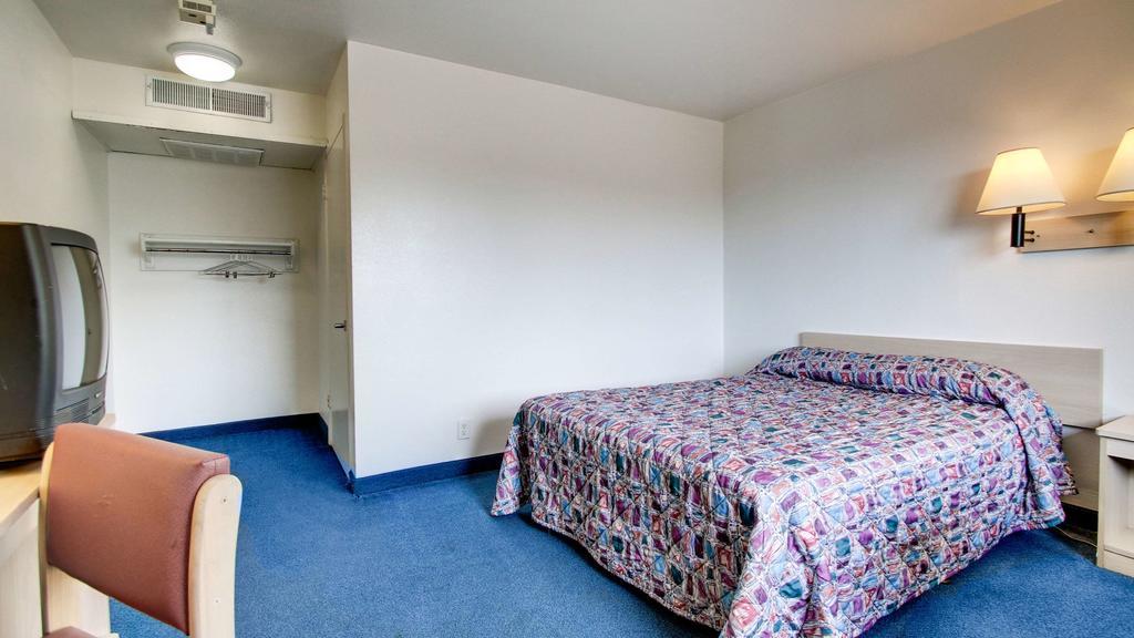 Motel 6 Des Moines South - Airport Екстер'єр фото