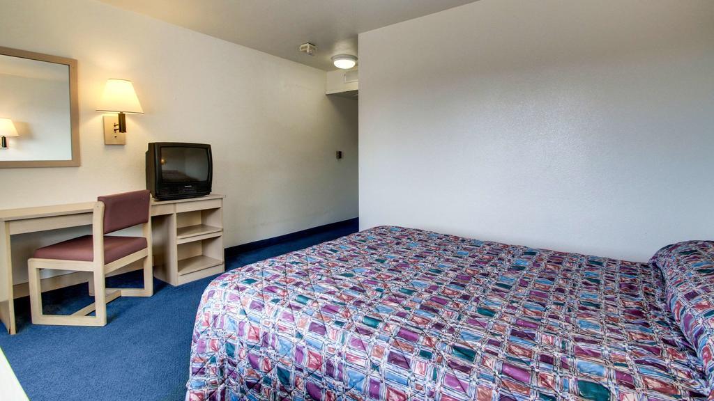 Motel 6 Des Moines South - Airport Екстер'єр фото