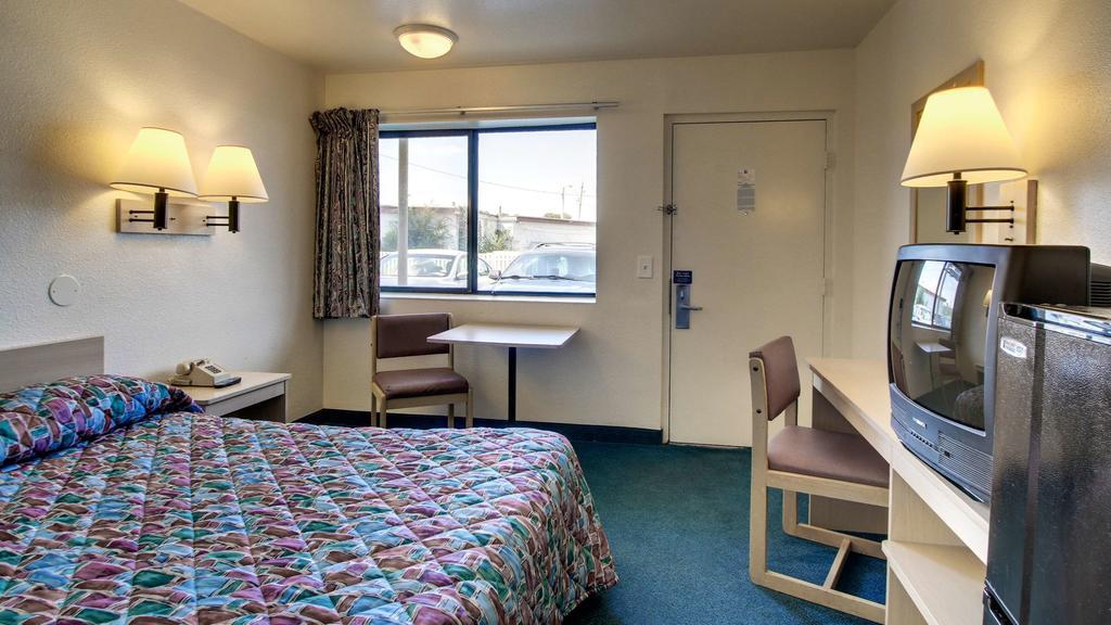 Motel 6 Des Moines South - Airport Екстер'єр фото