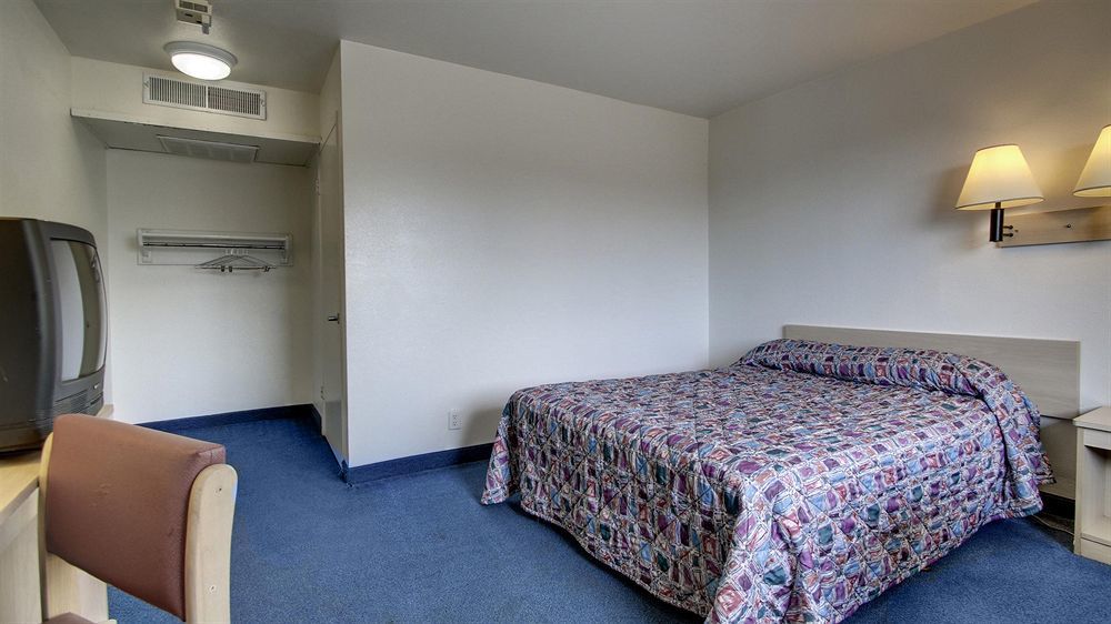 Motel 6 Des Moines South - Airport Екстер'єр фото