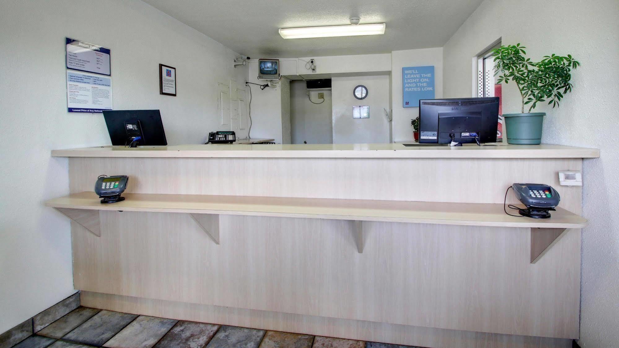 Motel 6 Des Moines South - Airport Екстер'єр фото