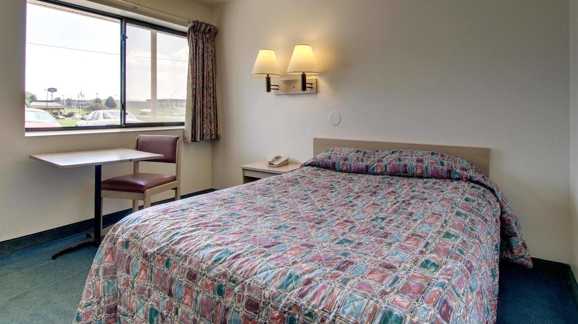 Motel 6 Des Moines South - Airport Екстер'єр фото