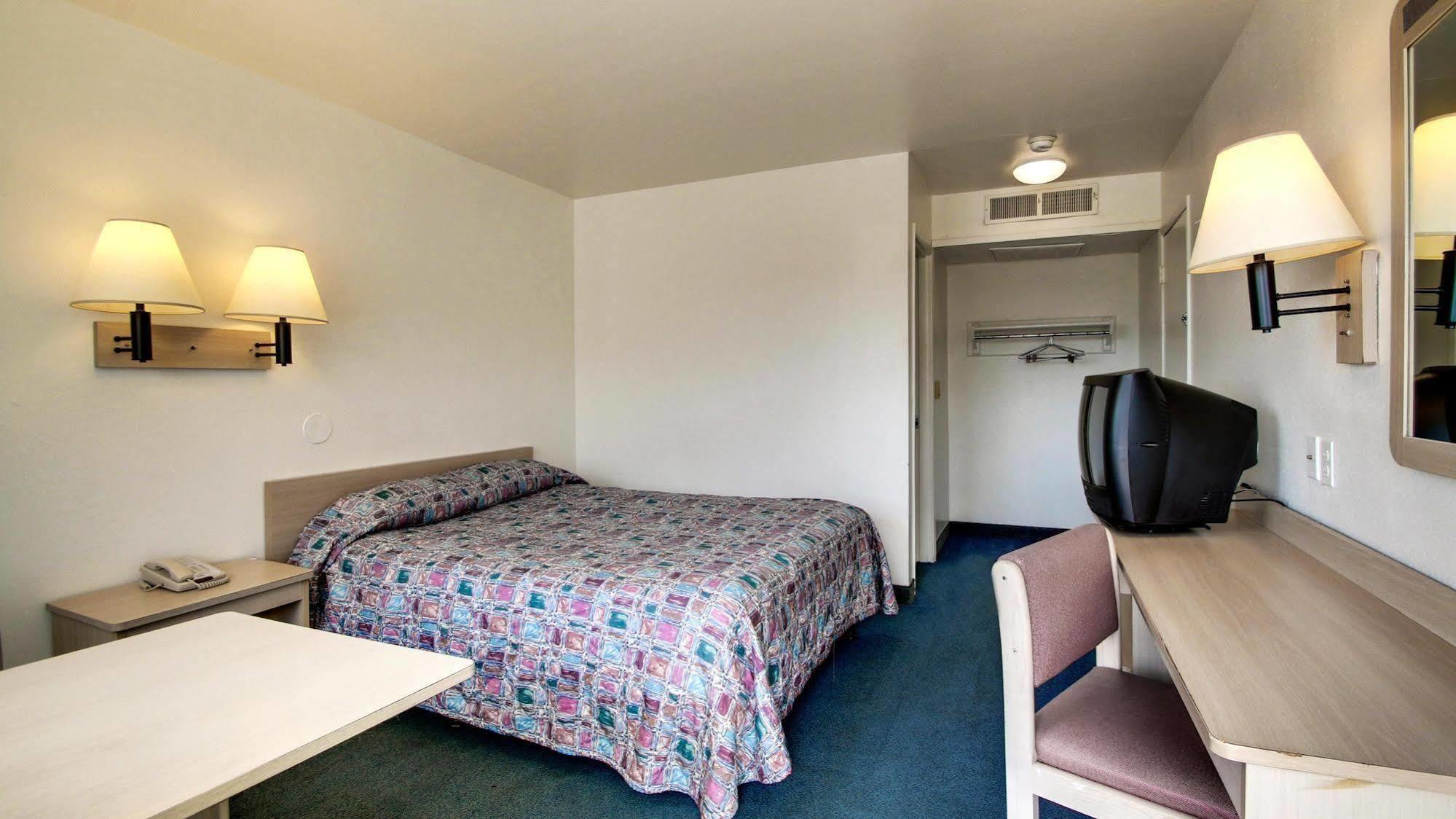 Motel 6 Des Moines South - Airport Екстер'єр фото